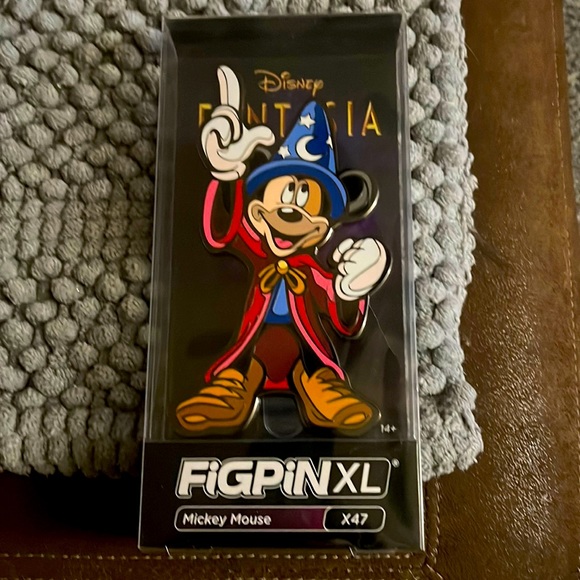 Mickey Mouse Fig Pin X47 - Picture 1 of 2